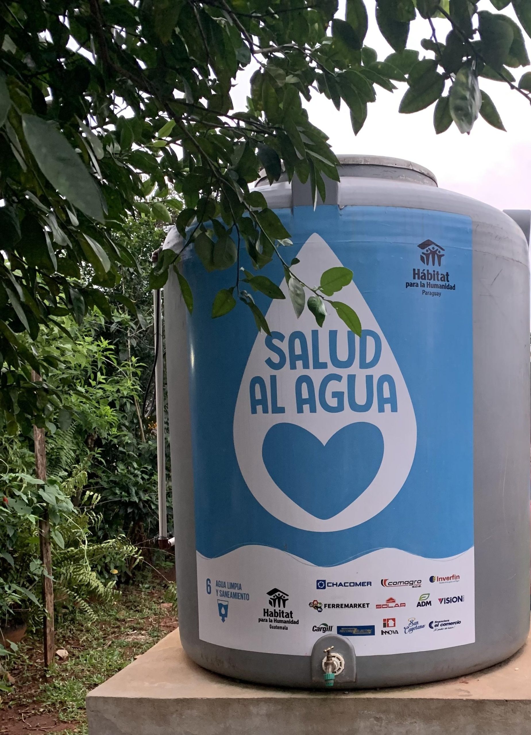 Water dispenser reading Salud Al Agua